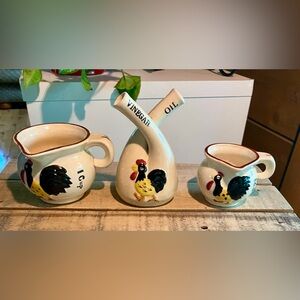 🐔Rooster oil & vinegar crossed-neck cruet w/matching measuring cups🐔 VINTAGE